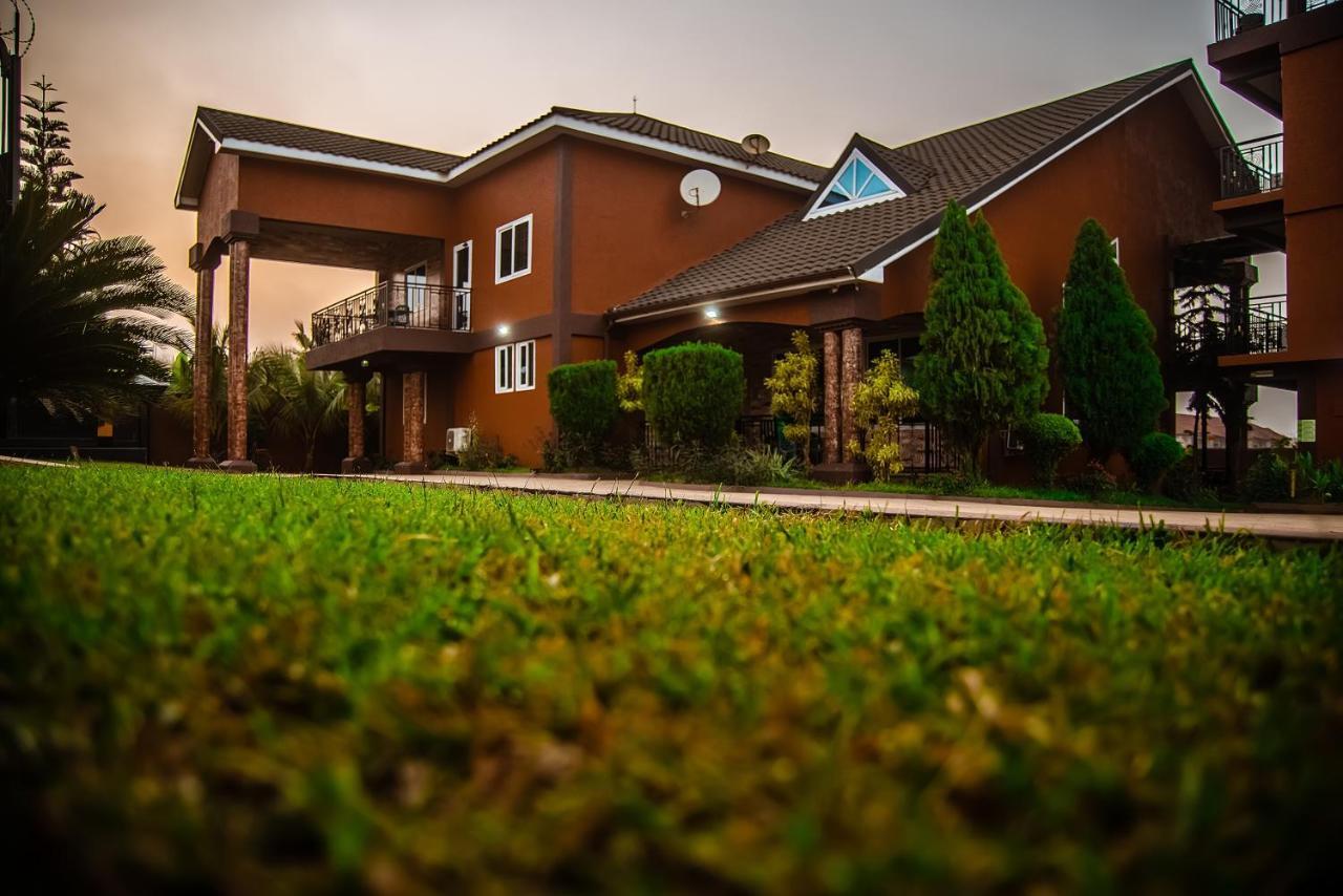 Homey Lodge Kumasi Bagian luar foto