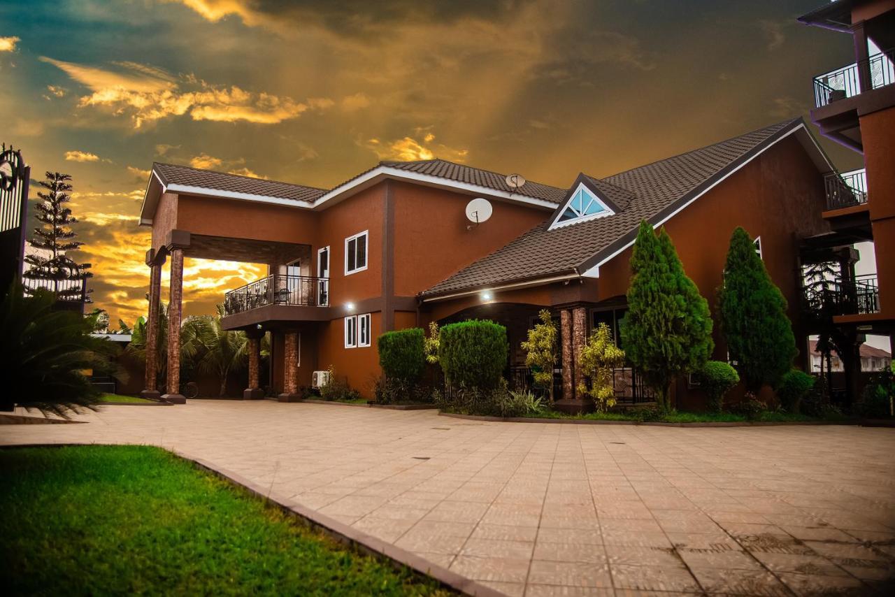 Homey Lodge Kumasi Bagian luar foto